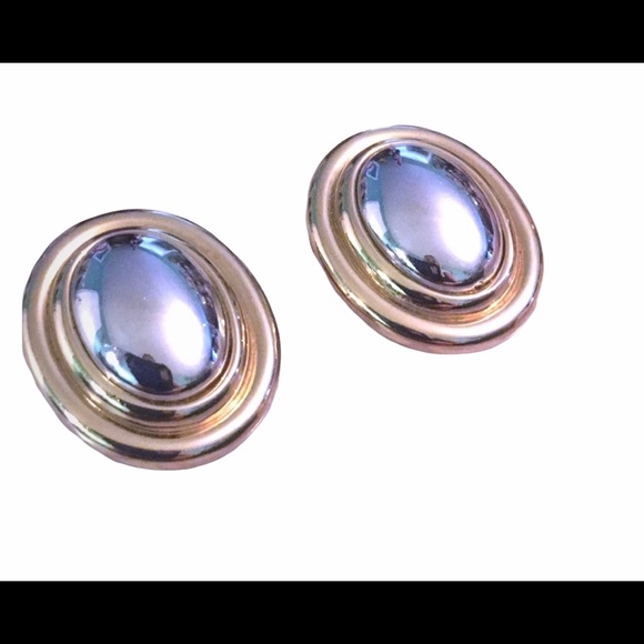 Vintage Liz Claiborne Clip on gold tone earrings - Picture 1 of 4